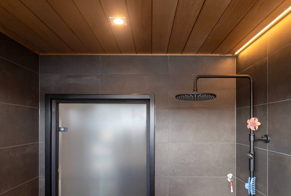 Bagno illuminato con striscia led e faretto