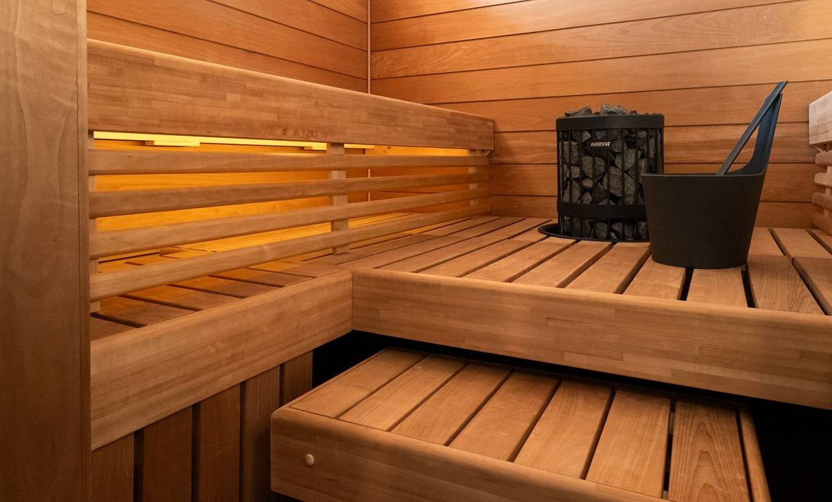 Nella sauna sotto il soffitto striscia led.