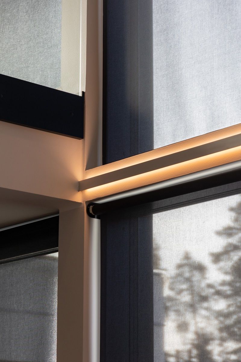 Profilo bidirezionale in alluminio Indirect2 tra le finestre