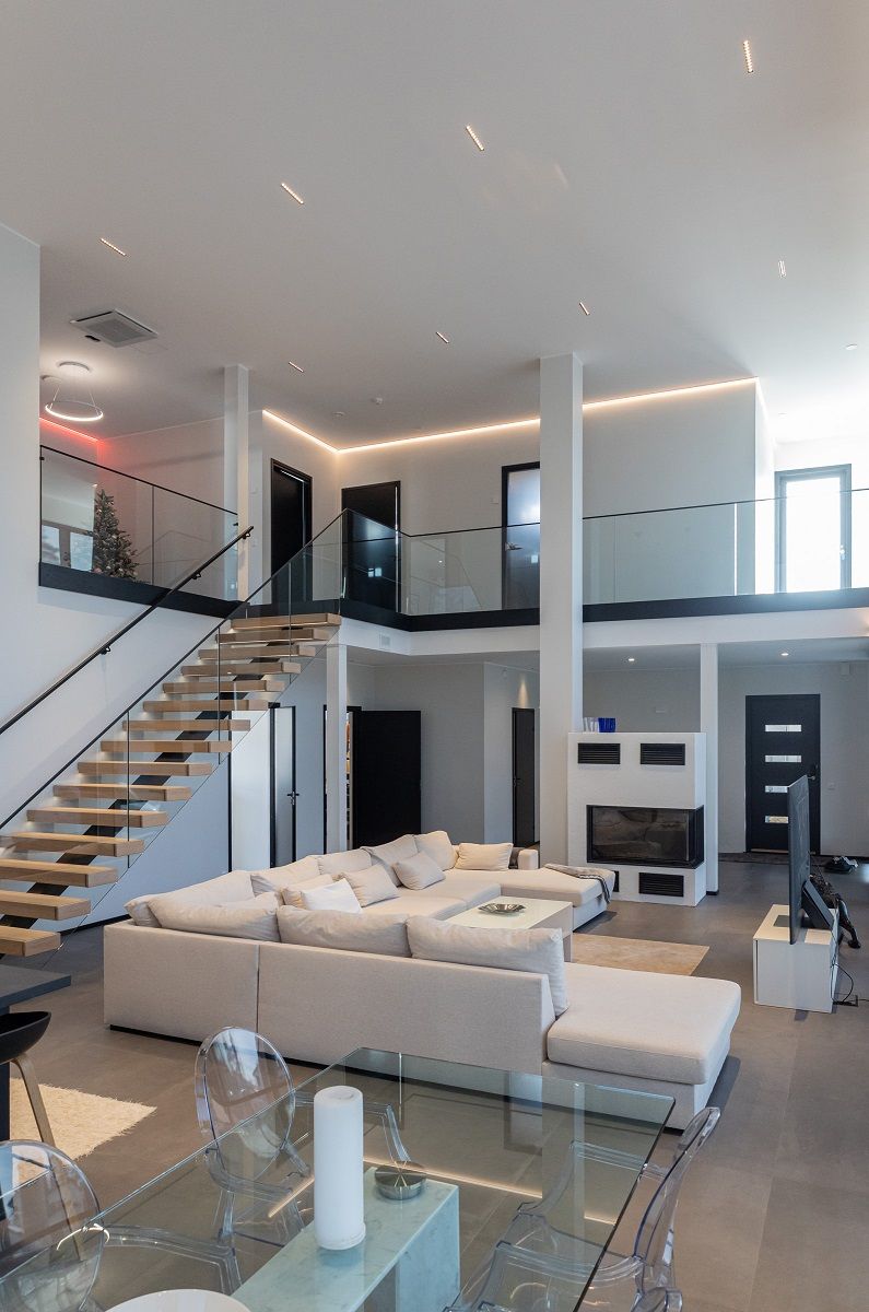 Striscia LED intorno alla parete del pianerottolo al piano superiore