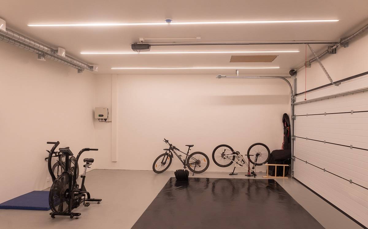 Garage illuminato con strisce led.