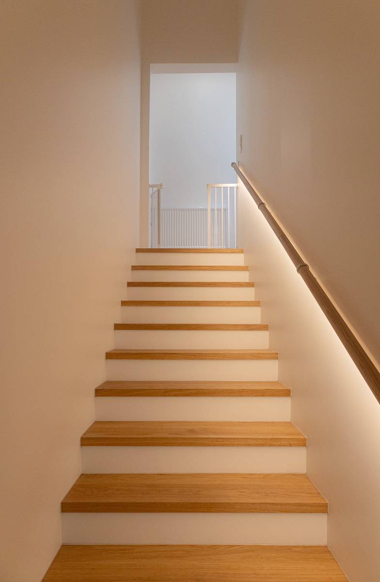 Le scale sono illuminate da una striscia LED posizionata sotto il corrimano.