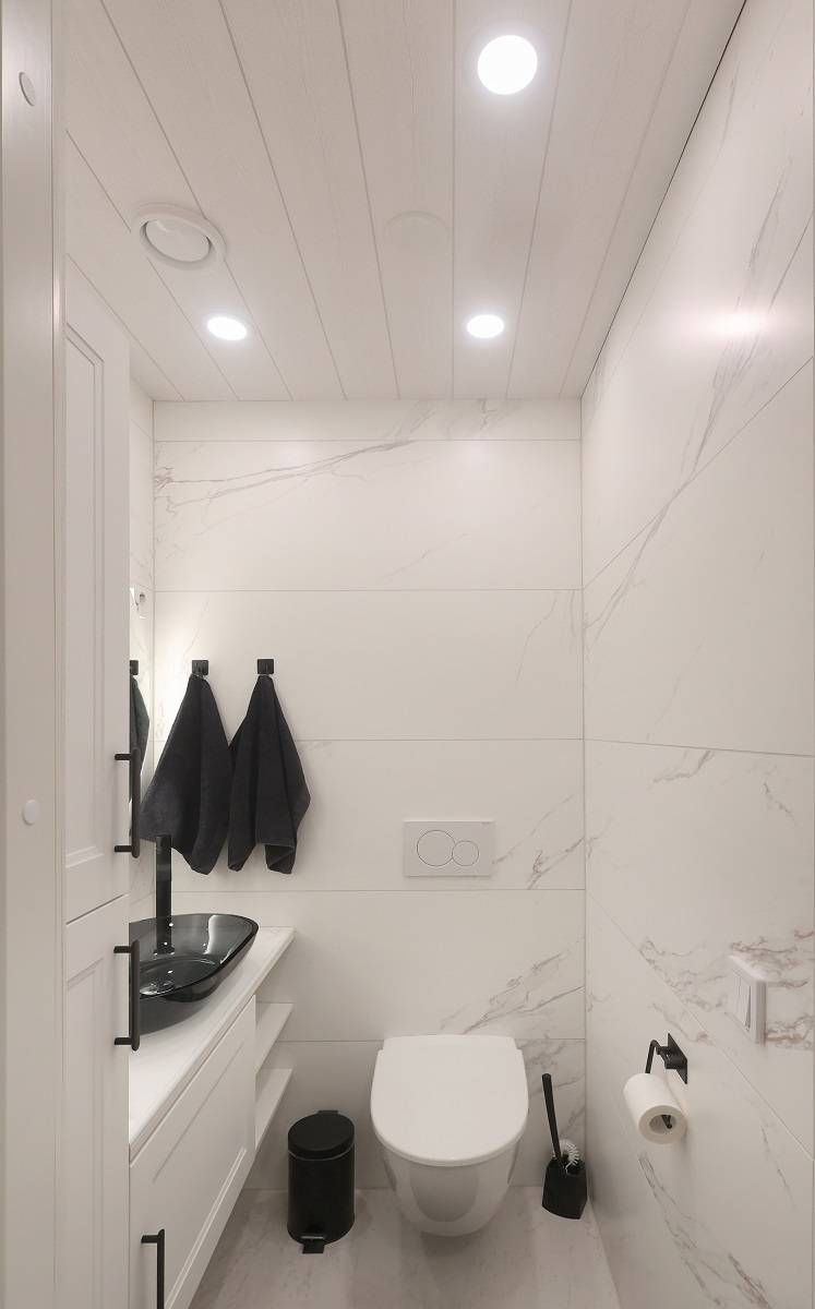 Tre LED PANEL nel soffitto della toilette ø120