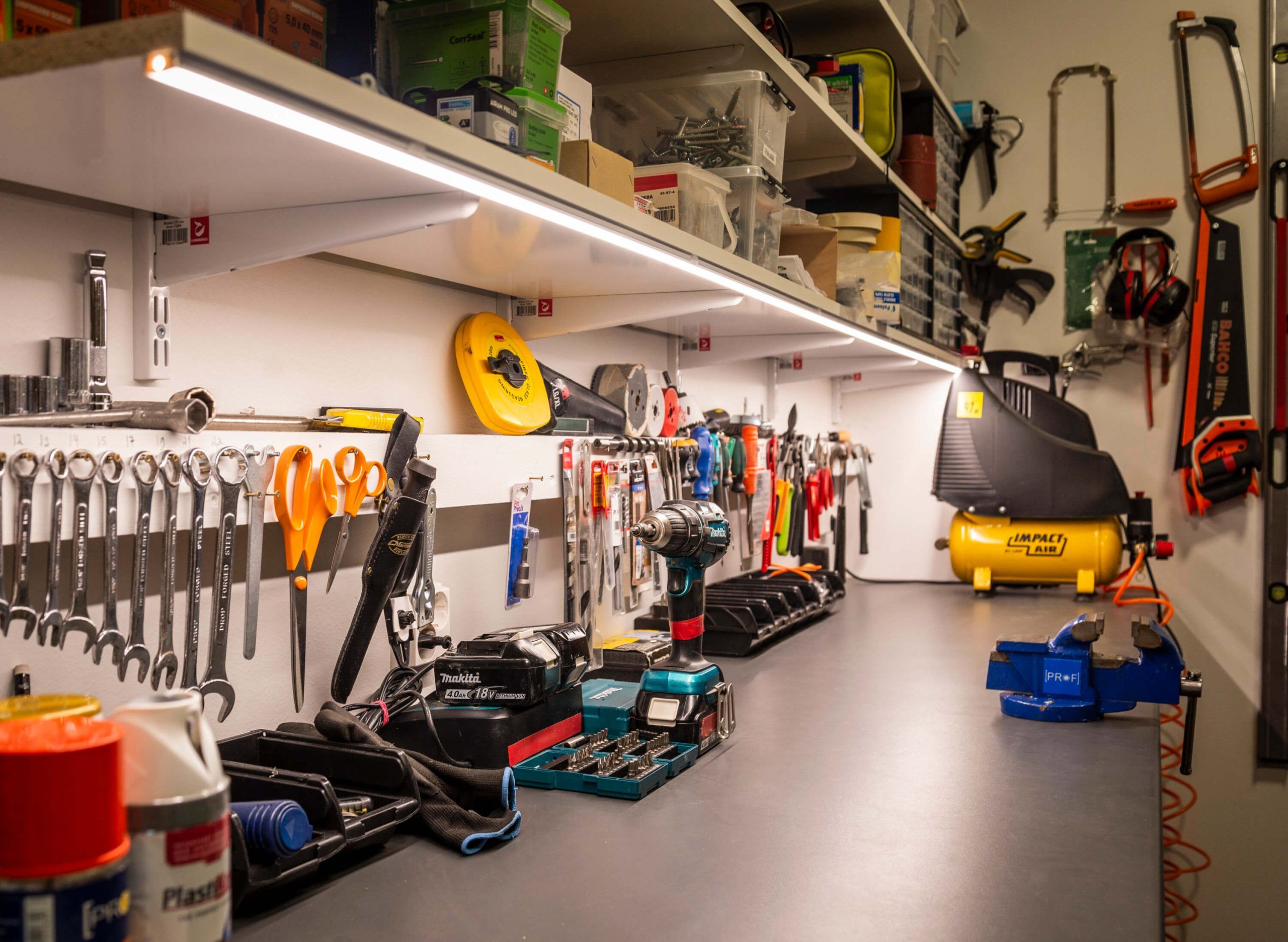 Uno sfondo verde brillante con un quadrato bianco al centro e il testo "LED STORE" in grassetto bianco evidenzia le soluzioni di illuminazione ad alta efficienza energetica.