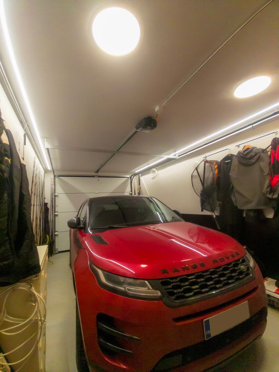 Sul tetto di un garage, su entrambi i lati ci sono strisce led. Sul tetto sono presenti anche due plafoniere a led.