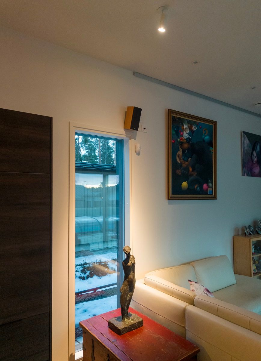 Apparecchio da incasso LED FOCUS con luce diretta verso un'opera d'arte.