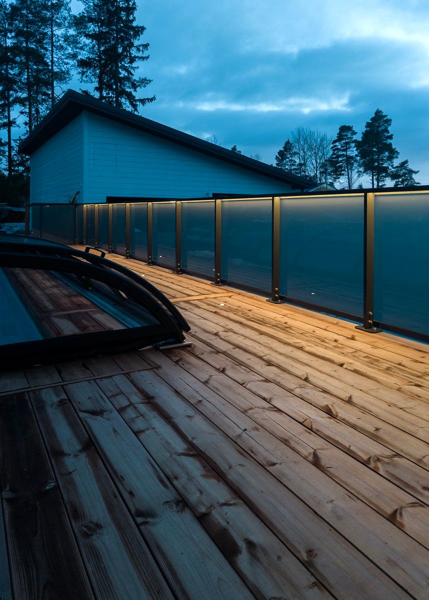 Striscia LED sulla ringhiera e incassata nelle luci della terrazza della balaustra.