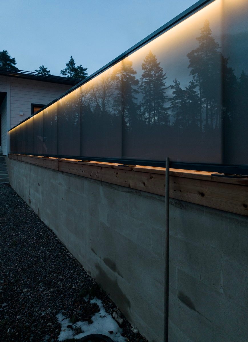 Striscia luminosa a LED su una ringhiera di vetro all'esterno.