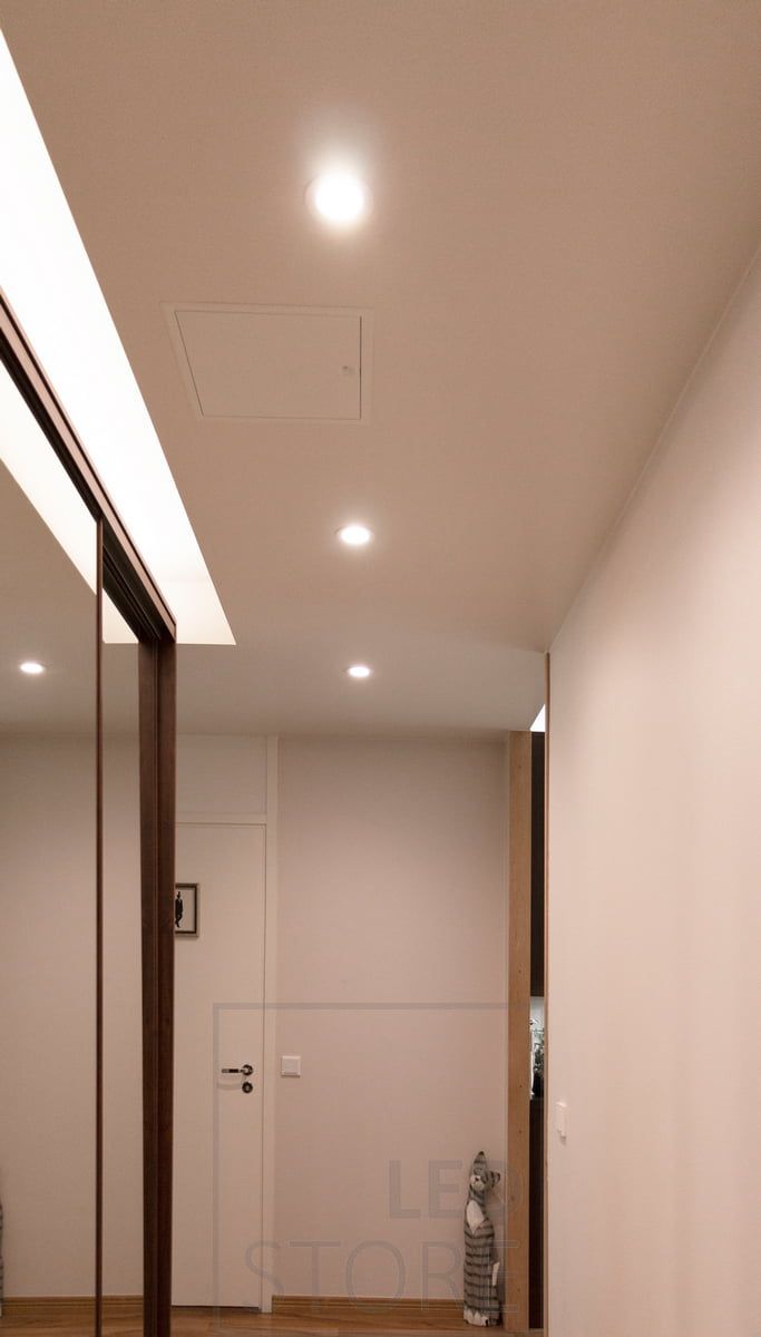 Illuminazione dell'ingresso con faretti regolabili CCT e striscia LED, bianco caldo dimmerabile. LedStore.fi