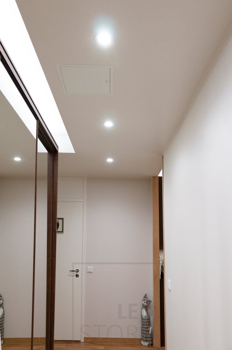 Illuminazione dell'ingresso con faretti orientabili CCT e striscia LED, bianco freddo. LedStore.fi