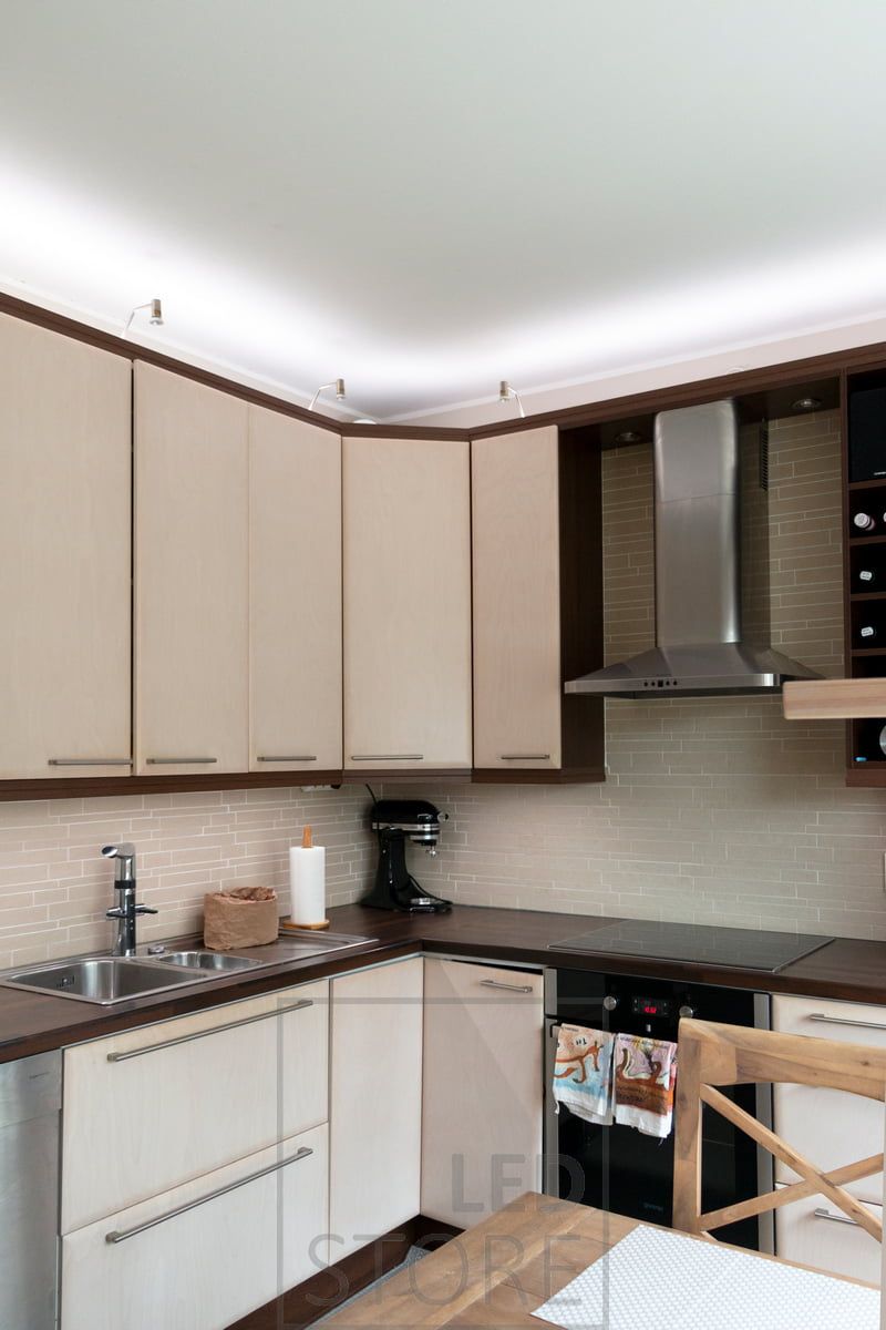 La cucina è stata dotata di strisce LED CCT in profilo di alluminio per l'illuminazione supplementare sopra i mobili e sui piani di lavoro. Dimmerazione wireless e controllo CCT. LedStore.fi