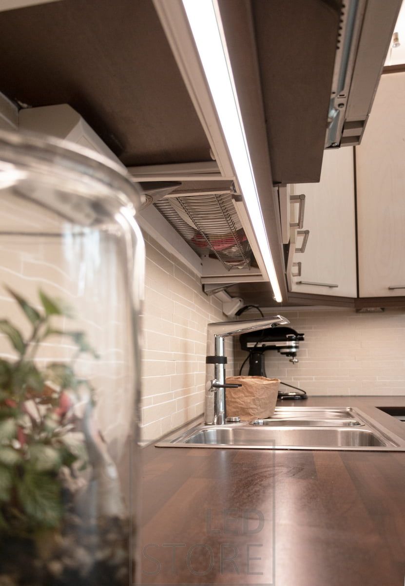 La striscia LED Solo CCT illumina in modo uniforme il vostro piano di lavoro. LedStore.fi