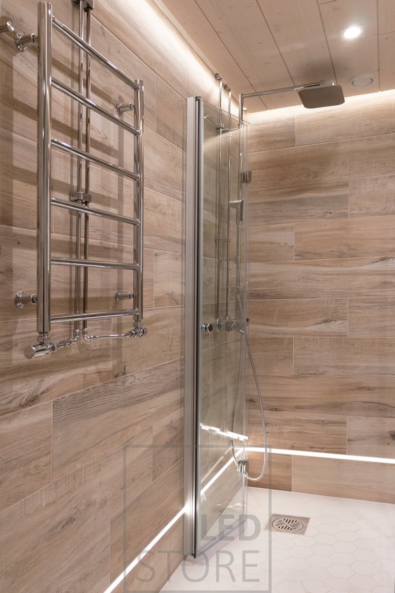 L'illuminazione indiretta del bagno lavora in sincronia con gli spot, con la stessa dimmerazione e temperatura di colore per tutto il tempo. LedStore.fi