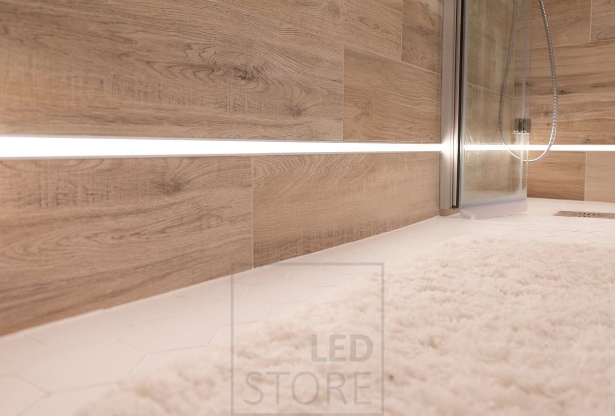 L'accattivante striscia LED Solo CCT da 7,2 W/m in un profilo da incasso a tenuta stagna per il bagno.