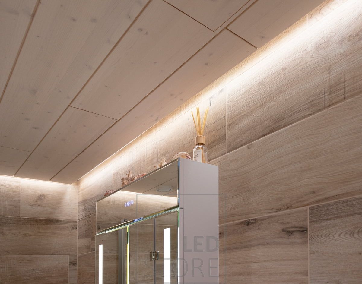 Una striscia LED da 7,2 W/m CCT in un profilo di superficie per illuminare splendidamente la scanalatura del tetto. LedStore.fi