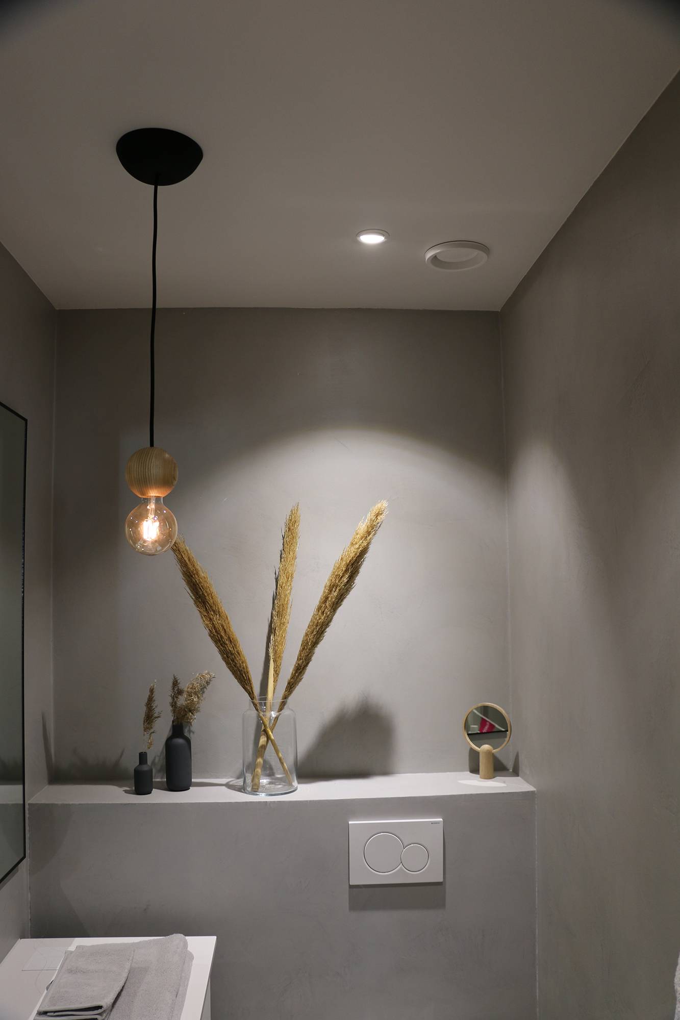 Riflettore che evidenzia gli oggetti sullo scaffale e lo scaffale stesso. Il faretto vicino alla parete evidenzia anche il disegno luminoso della lampada. Ledstore.fi