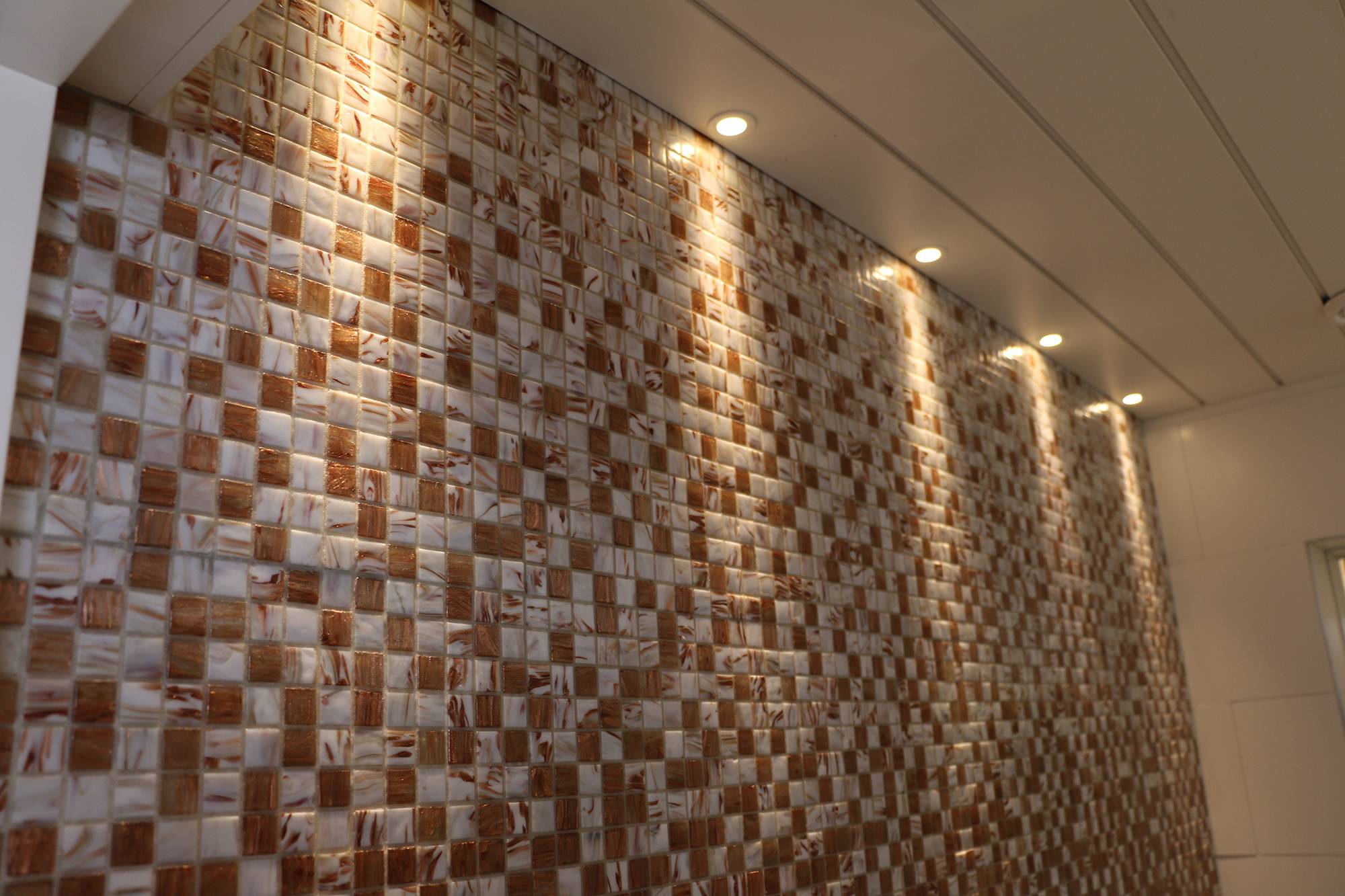 Accento di piastrelle a mosaico con macchie. Ledstore.fi
