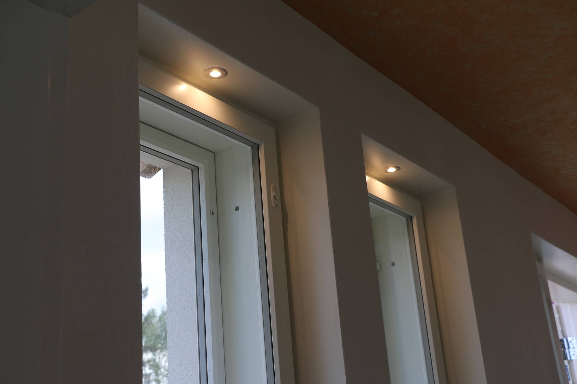 Illuminazione della finestra con piccoli faretti fissi da 3W. Ledstore.fi