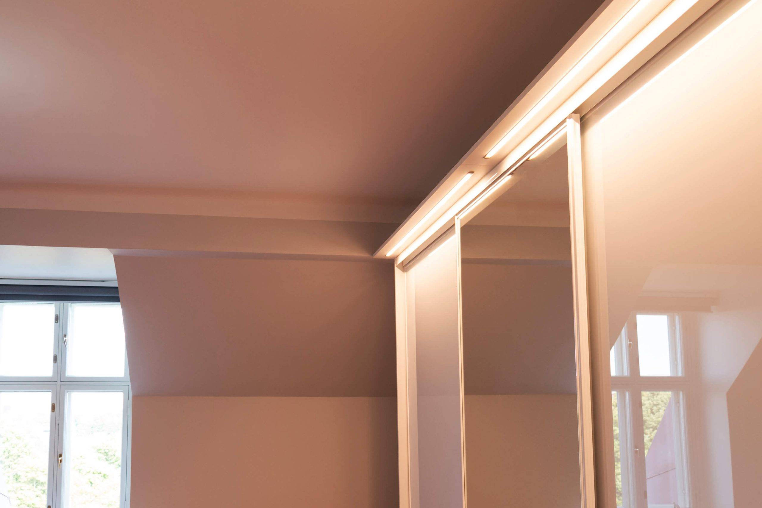 Logo LED Store: testo bianco "LED STORE" al centro di un quadrato bianco su sfondo verde brillante, che evidenzia le soluzioni di illuminazione ad alta efficienza energetica.