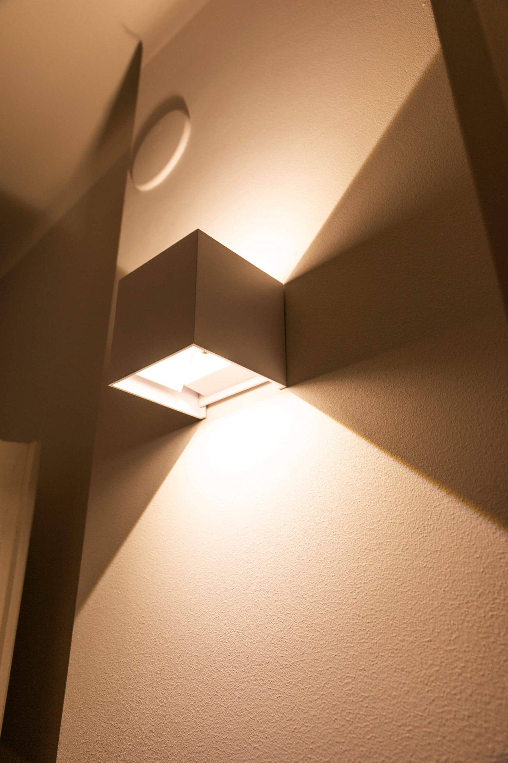 Lo sfondo verde presenta un quadrato bianco con il testo "LED STORE" in grassetto maiuscolo, che evidenzia le soluzioni di illuminazione ad alta efficienza energetica.