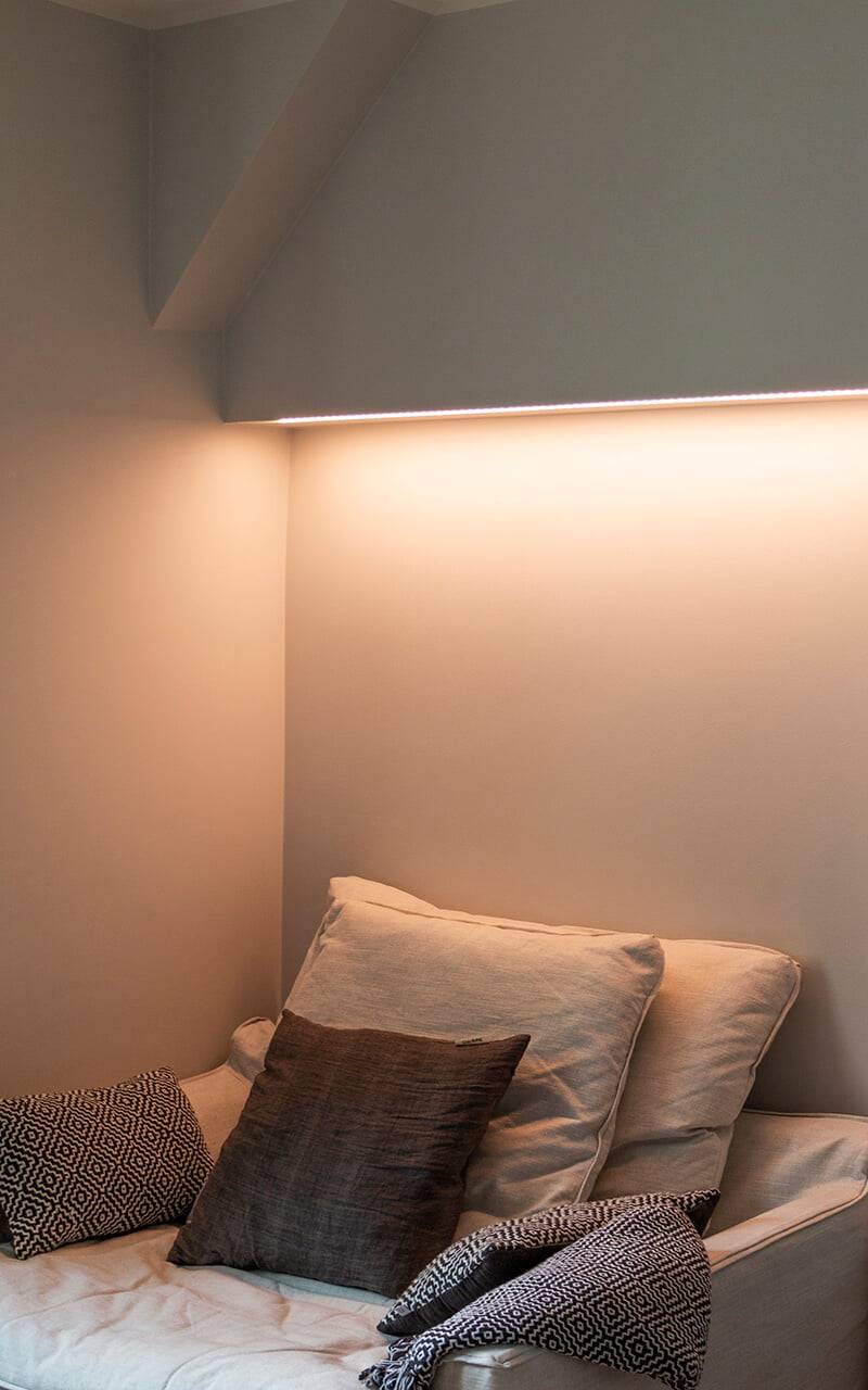 Sfondo verde con un quadrato bianco. All'interno, testo bianco "LED" sovrapposto a "STORE". Perfetto per il branding di un negozio di illuminazione.