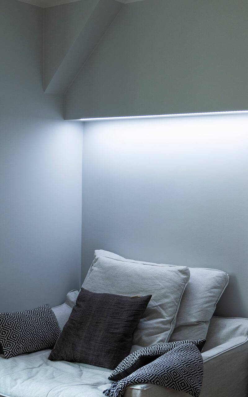 Sfondo verde con un quadrato bianco con il testo "LED STORE" con "LED" sovrapposto a "STORE", che rappresenta un negozio di illuminazione a LED.