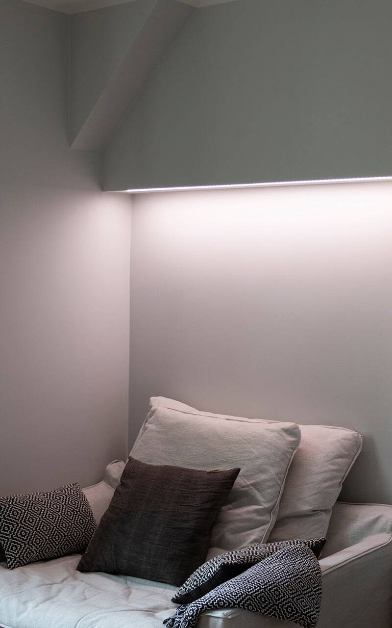 Testo LED STORE su un quadrato bianco su uno sfondo verde brillante, che evidenzia le soluzioni di illuminazione a LED.