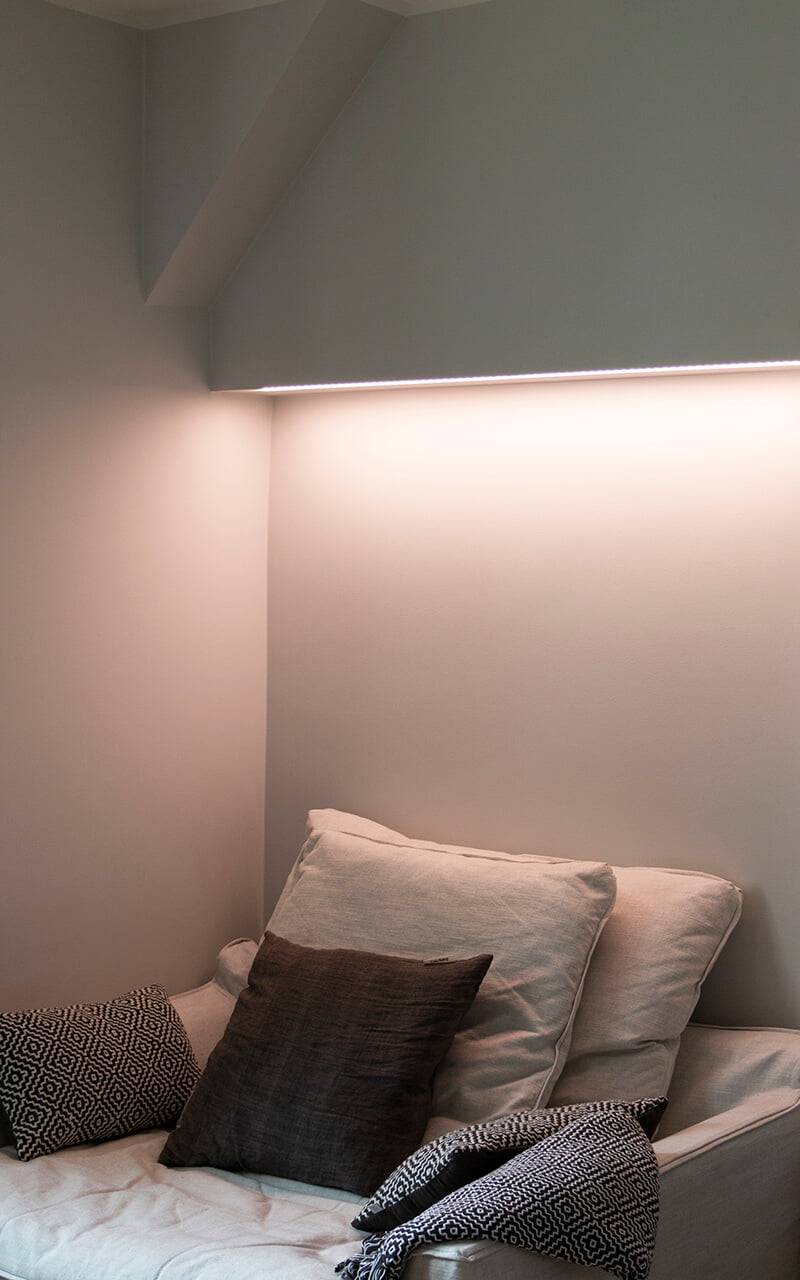 Lo sfondo verde è caratterizzato da un quadrato bianco con il testo "LED STORE" in grassetto bianco maiuscolo, che evidenzia le soluzioni di illuminazione ad alta efficienza energetica.