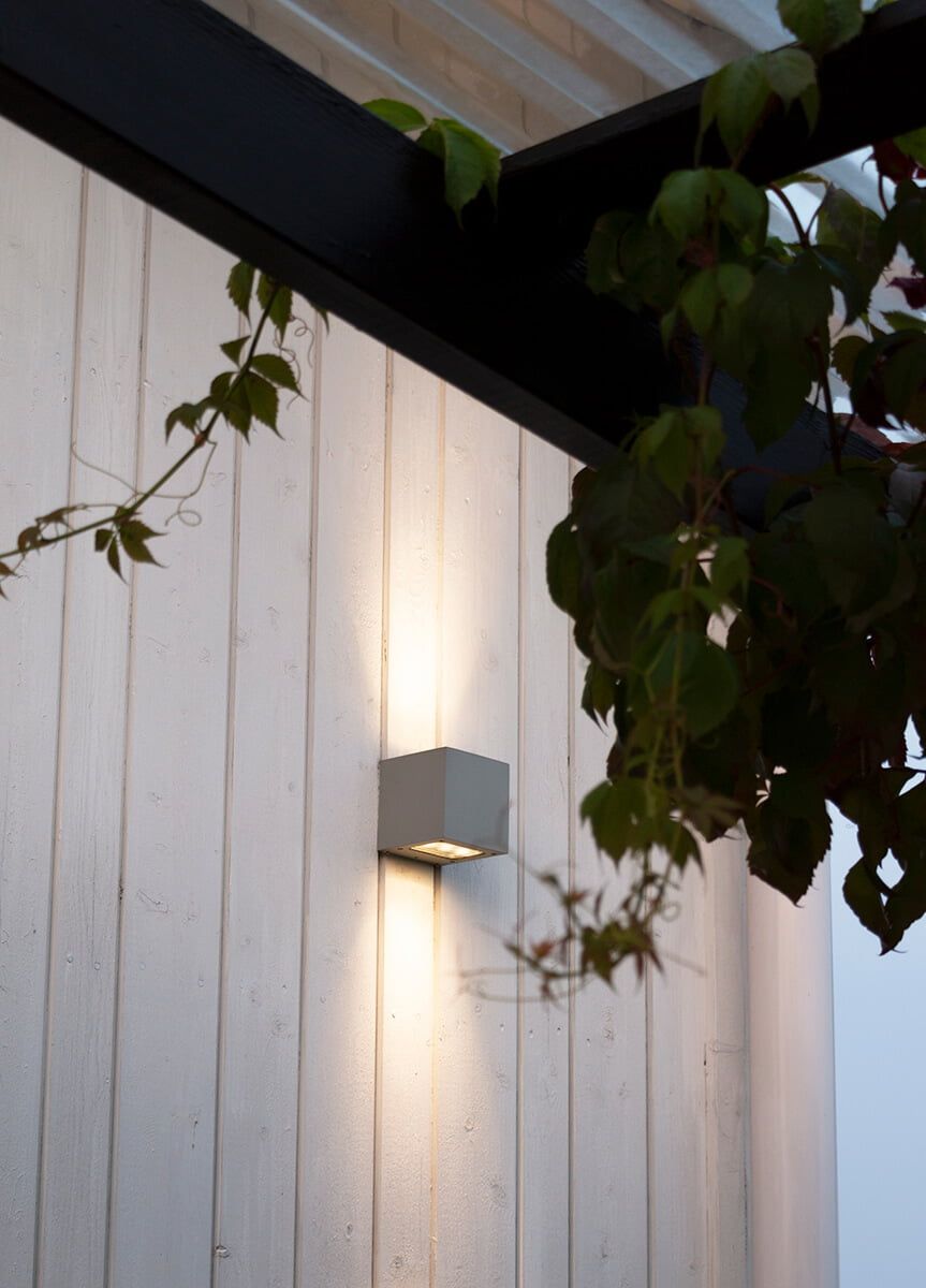 Sfondo verde con "LED STORE" in lettere maiuscole bianche al centro di un quadrato bianco. Soluzioni di illuminazione ad alta efficienza energetica per case e aziende.