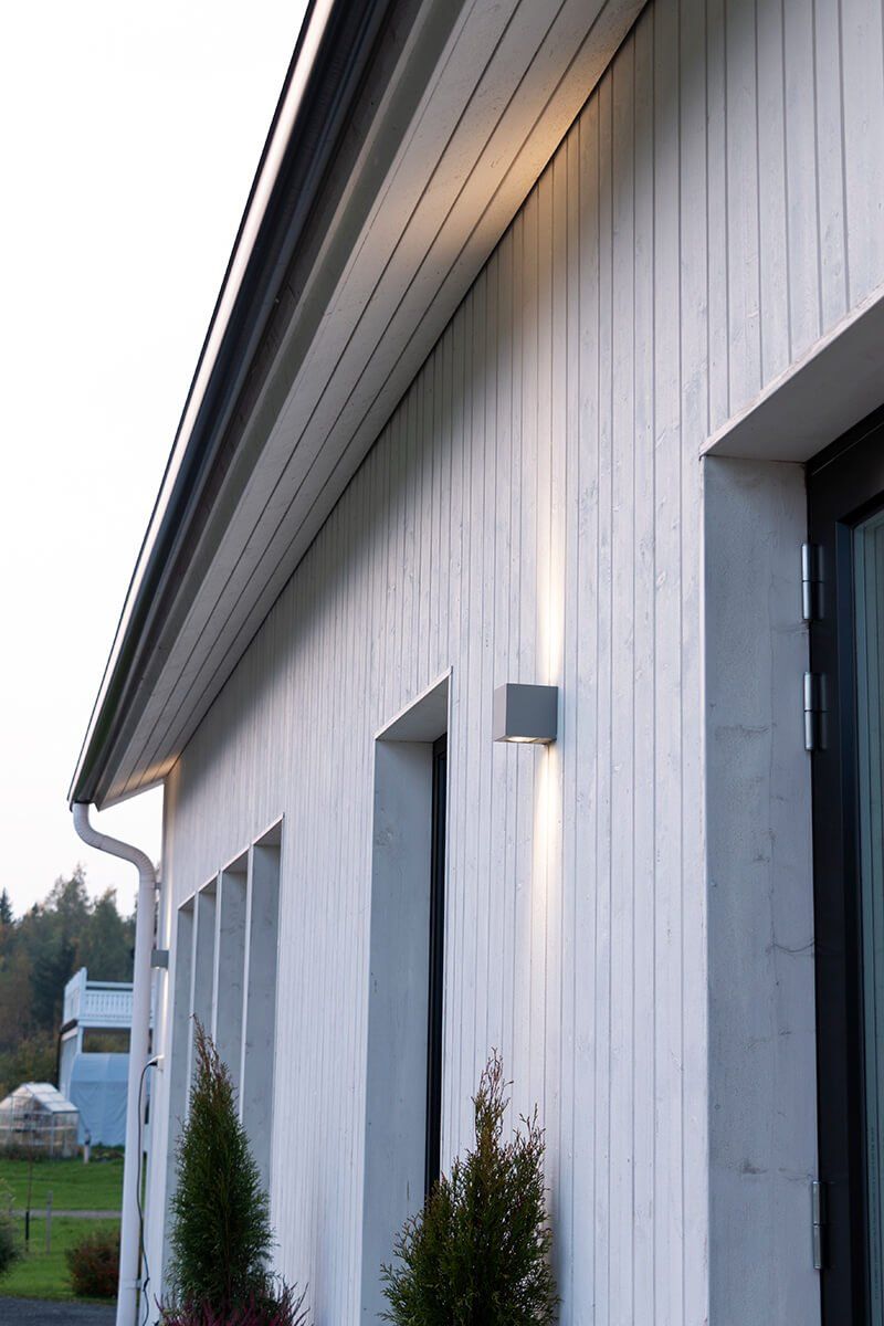 Logo LED Store su sfondo verde: un quadrato bianco con la scritta "LED STORE" in grassetto maiuscolo illumina le soluzioni di illuminazione ad alta efficienza energetica.