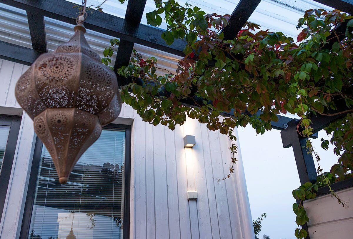 Il testo LED STORE su uno schermo bianco su sfondo verde evidenzia le opzioni di illuminazione a risparmio energetico. Mettete in risalto il vostro spazio con soluzioni LED all'avanguardia.