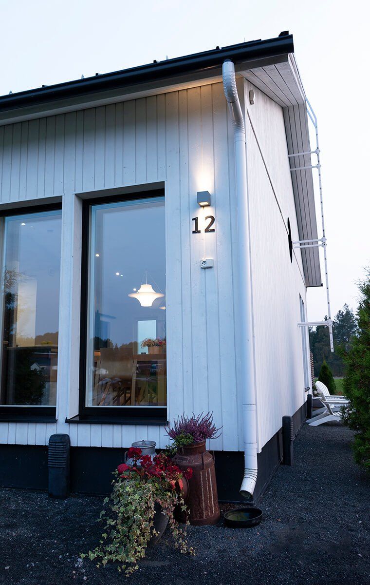 Logo LED Store su sfondo verde; presenta un quadrato bianco con il testo "LED STORE" in grassetto, che evidenzia le moderne soluzioni energetiche.