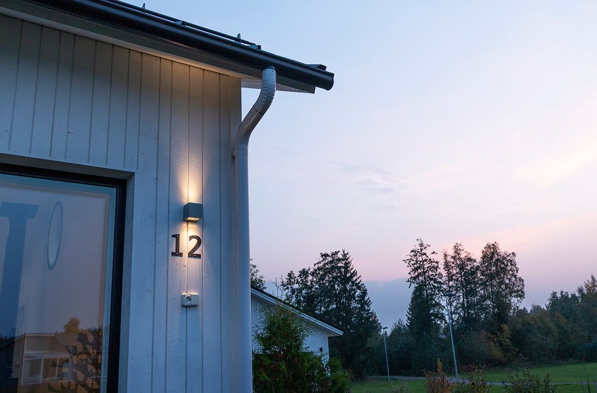 Sfondo verde e quadrato bianco con la scritta "LED STORE" in grassetto, a rappresentare il movimento dell'illuminazione ecologica.