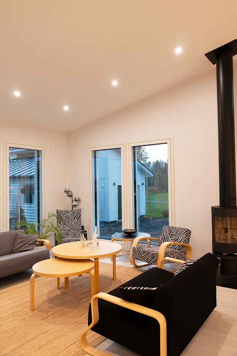 Logo del negozio di illuminazione a LED su sfondo verde con un quadrato bianco e il testo in grassetto "LED STORE" per promuovere soluzioni di illuminazione ad alta efficienza energetica.