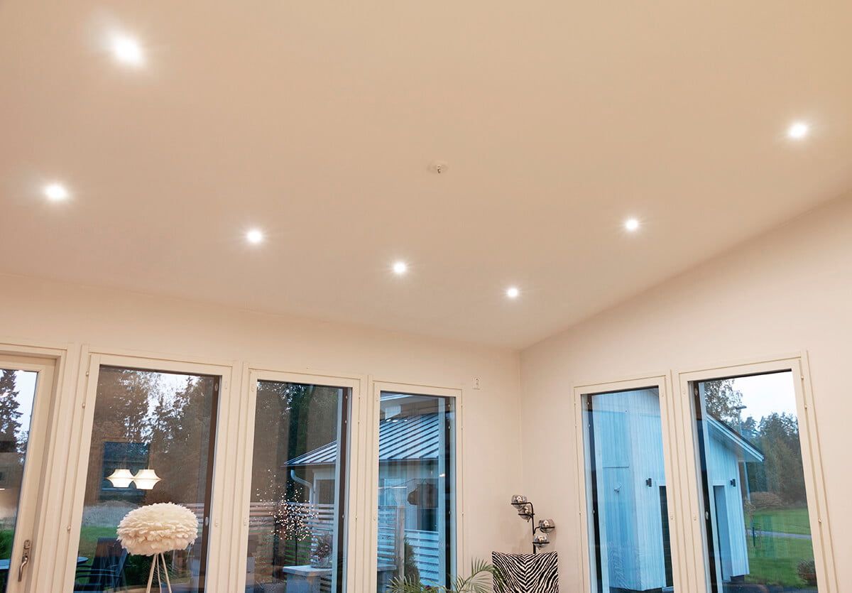 Sfondo verde e quadrato bianco con il testo "LED STORE" in grassetto bianco, che rappresenta le opzioni di illuminazione LED ecologiche.