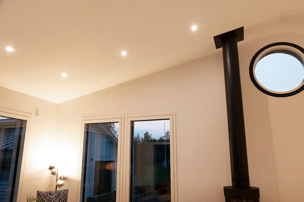 Sfondo verde e quadrato bianco con il testo "LED STORE", che presenta soluzioni di illuminazione ad alta efficienza energetica.