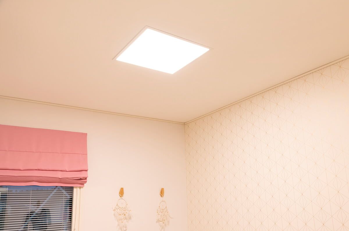 Logo LED Store su sfondo verde: un quadrato bianco con la scritta "LED STORE" in evidenza in testo bianco.