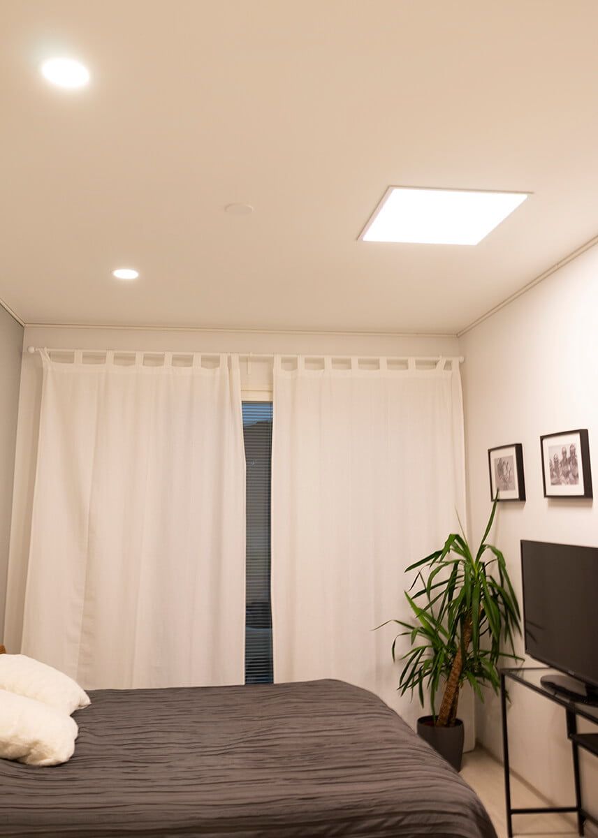 Logo LED STORE: grandi lettere bianche su sfondo verde quadrato