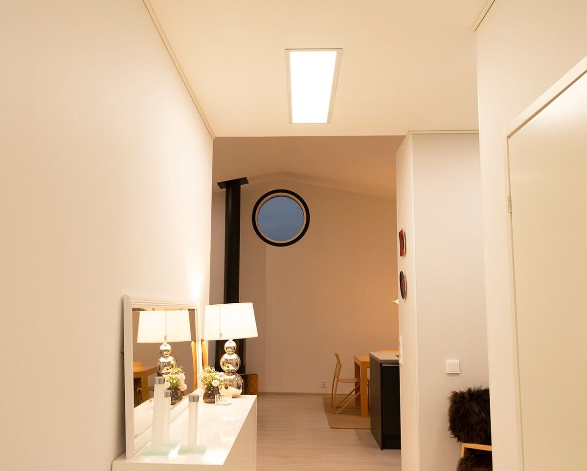 Sfondo verde con quadrato bianco in grassetto e testo "LED STORE" che promuove soluzioni di illuminazione LED sostenibili.