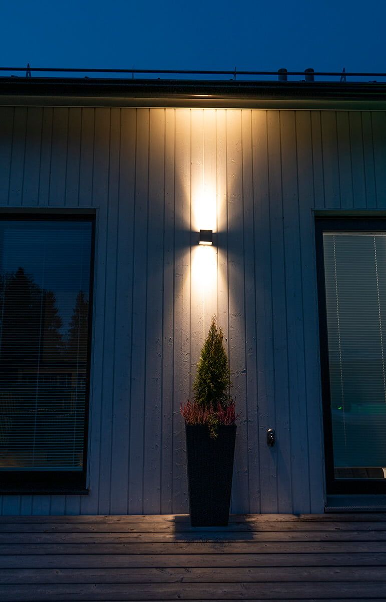 Su uno sfondo verde e un riquadro bianco, "LED STORE" è scritto in nero, evidenziando le soluzioni di illuminazione ecologiche.