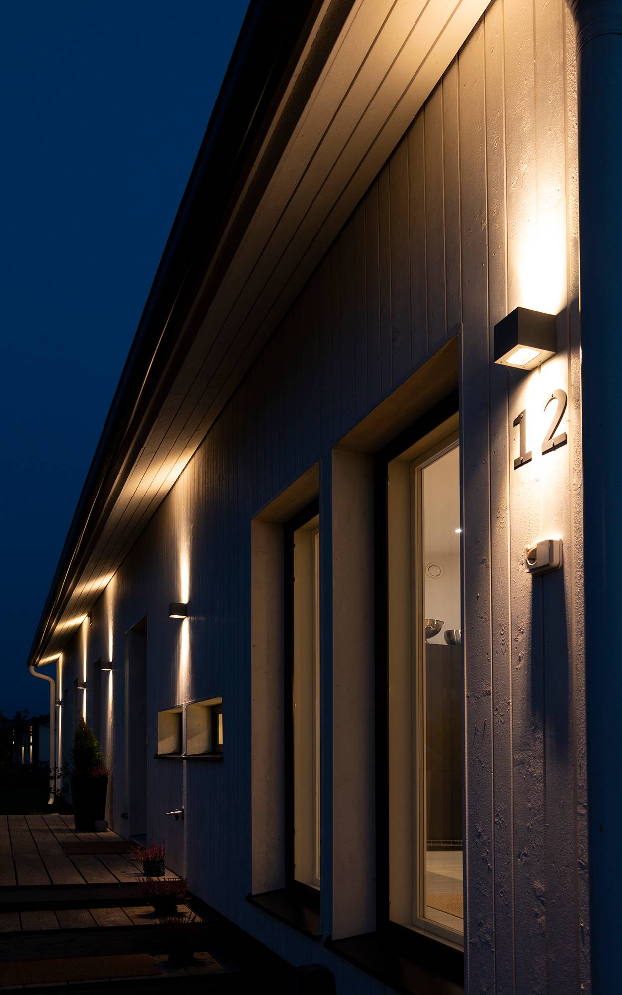 Illuminazione del numero civico con CUBIC OUT. L\'apparecchio illumina in due direzioni, verso l\'alto e verso il basso. Ledstore.fi