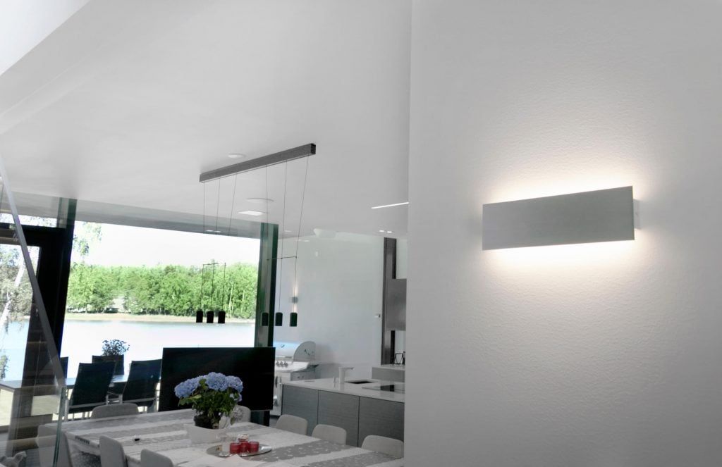 Insegna LED STORE con lettere bianche su sfondo verde, con un contorno quadrato bianco per evidenziare l'attenzione del negozio verso l'illuminazione a LED.