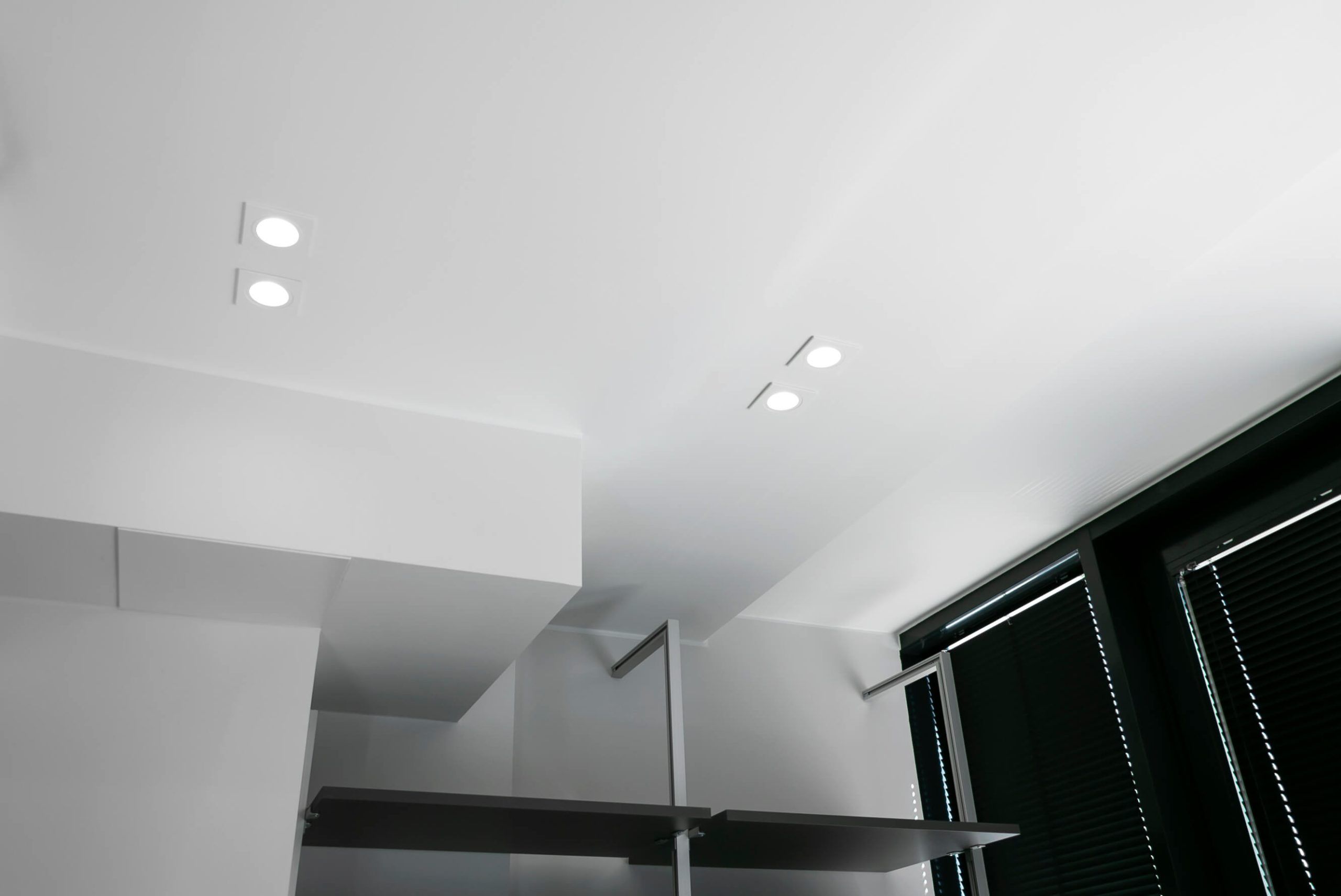 Testo LED STORE in grassetto maiuscolo all'interno di un quadrato bianco su sfondo verde, che evidenzia le soluzioni di illuminazione ad alta efficienza energetica.