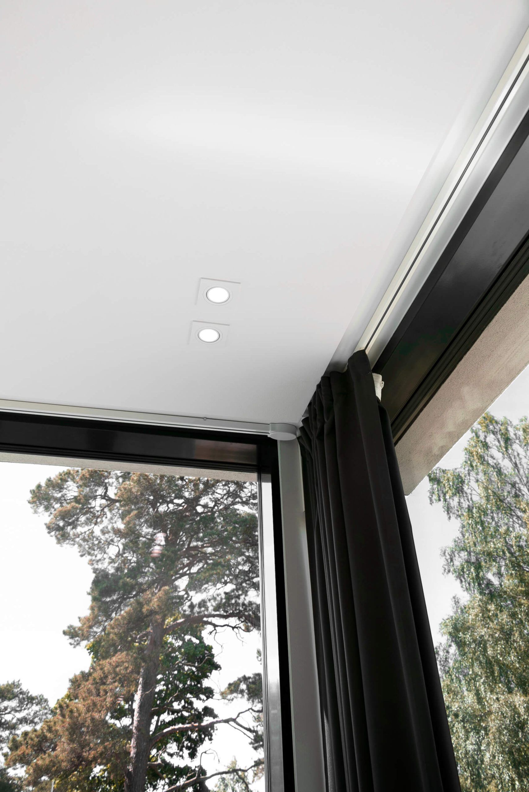 Sfondo verde su un quadrato bianco con il testo "LED STORE" in bianco; promozione di soluzioni di illuminazione ad alta efficienza energetica.