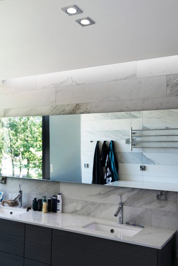 Sfondo verde con quadrato bianco e testo "LED STORE" - evidenzia le soluzioni di illuminazione ad alta efficienza energetica. Ideale per la casa o l'azienda.