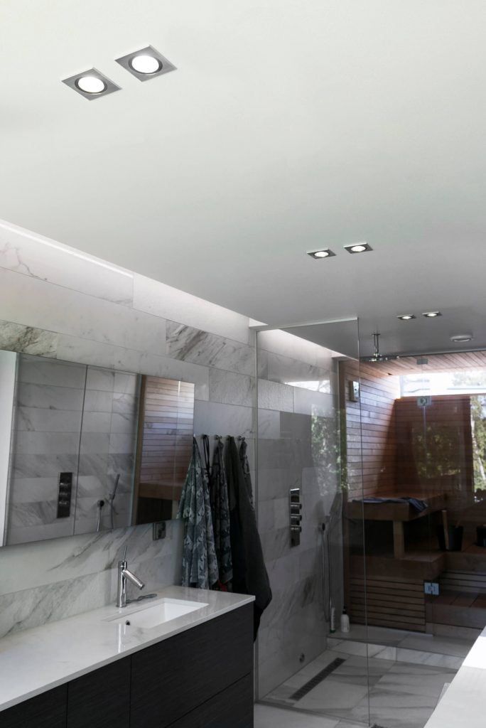 Uno sfondo verde con un quadrato bianco che evidenzia la scritta "LED STORE" in lettere maiuscole bianche e in grassetto, simboleggia le soluzioni di illuminazione ad alta efficienza energetica.