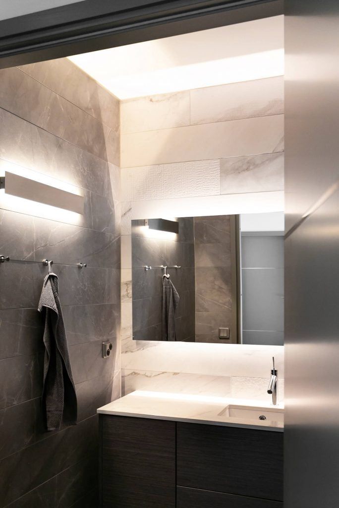 Uno sfondo verde con un contorno quadrato bianco al centro e il testo "LED STORE", che indica opzioni di illuminazione a risparmio energetico.