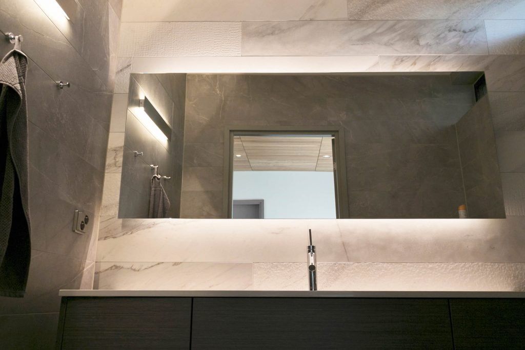 Immagine di uno sfondo verde con un quadrato bianco al centro e il testo "LED STORE", che evidenzia soluzioni di illuminazione moderne ed ecologiche.