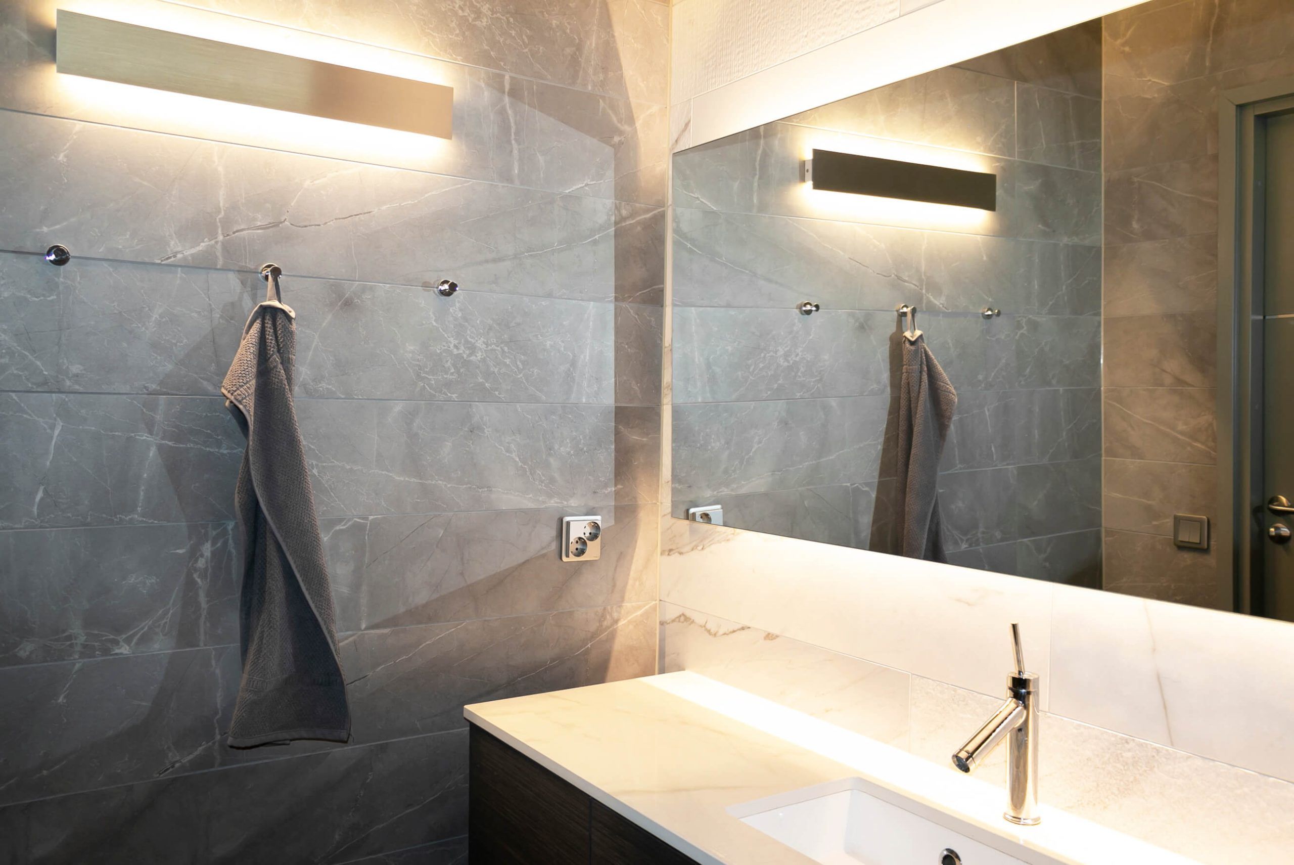 Logo del negozio di LED su sfondo verde con il testo bianco "LED STORE.