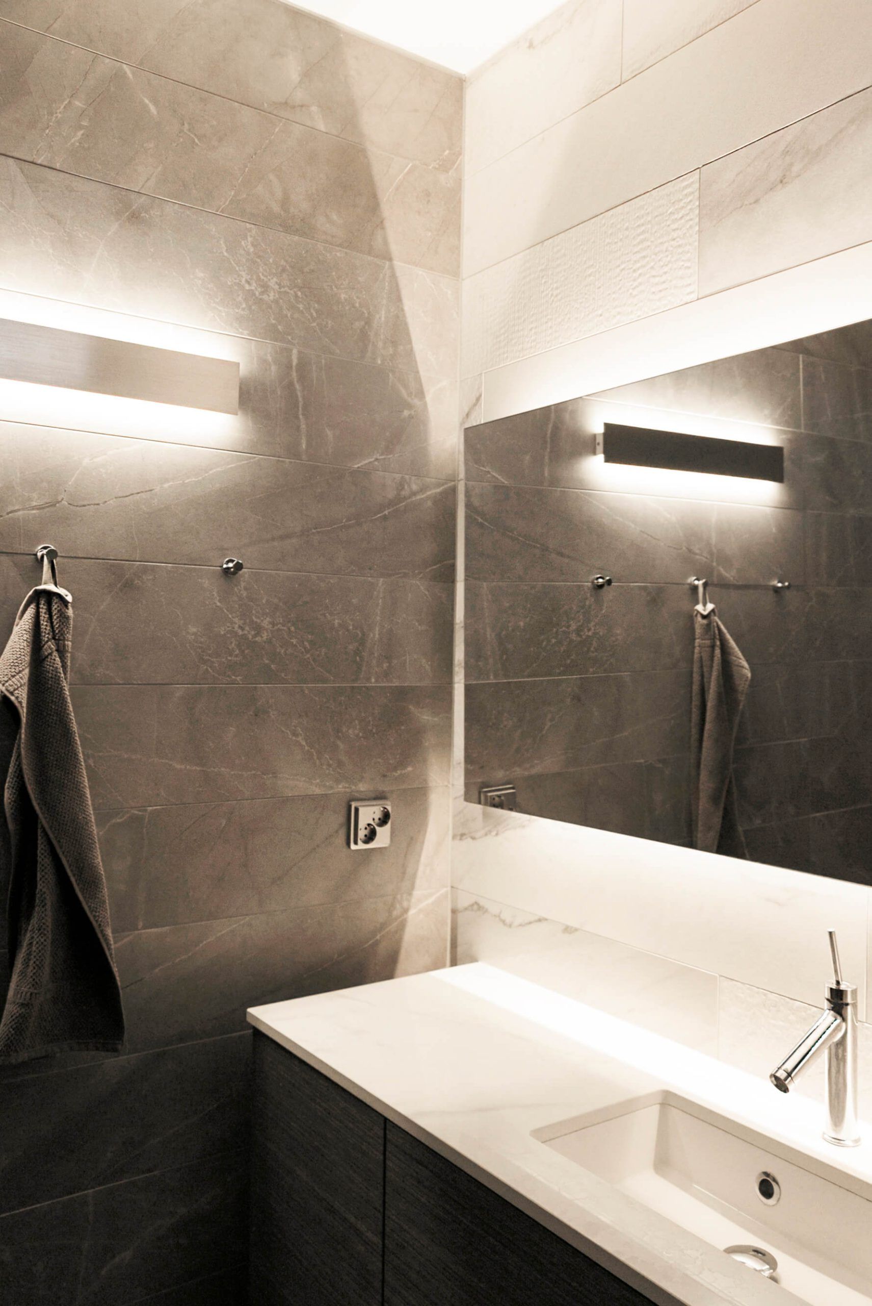 Sfondo verde con quadrato bianco che riporta la scritta "LED STORE" in grassetto, promuovendo soluzioni di illuminazione a LED ad alta efficienza energetica.